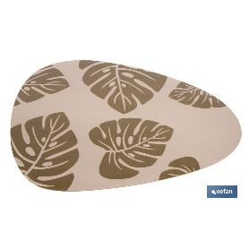 BAJOPLATO FORMA TRIANGULAR DE COLOR MARRON CLARO  ESTAMPADO  MEDIDA 45 X 36 CM   CAJA 6 UNID.