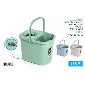CUBO FREGONA RECTANGULAR CON RUEDAS Y ESCURRIDOR 13 LTS COLOR PASTEL 37X27X27 CMS MARCA USE
