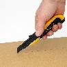 CUTTER 18 MM. CON 2 HOJAS ACERO SK5 BOTON AUTORETRACTIL HOJA PAVONADA NEGRA