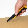 CUTTER 18 MM. CON 2 HOJAS ACERO SK5 BOTON AUTORETRACTIL HOJA PAVONADA NEGRA